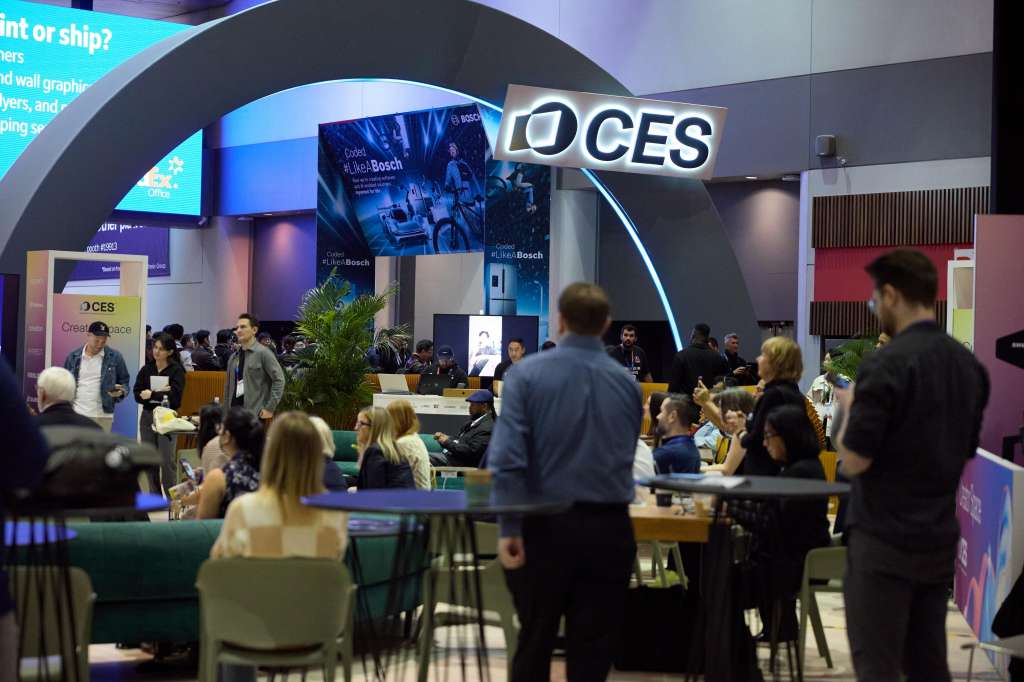Las Vegas (United States), 07/01/2025.- People gather to hear a speaker during the 2025 Consumer Electronics Show (CES) at the Las Vegas Convention Center in Las Vegas, Nevada USA, 07 January 2025. CES, the world's largest annual consumer technology trade show, is a place where industry manufacturers, advertisers and tech-minded consumers gather to view new innovations coming to the market each year. CES takes place from 07-10 January 2025. EFE/EPA/ALLISON DINNER