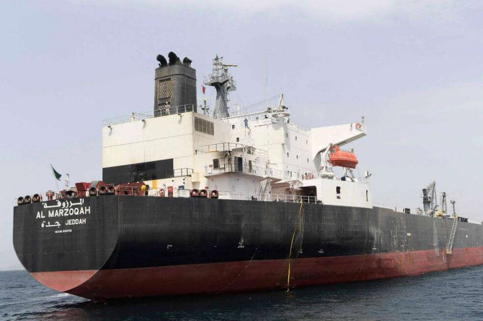 El buque petrolero MV Al Marzoqah bajo la bandera de Arabia Saudí, fue uno de los petroleros sauditas atacados esta semana. / EFE