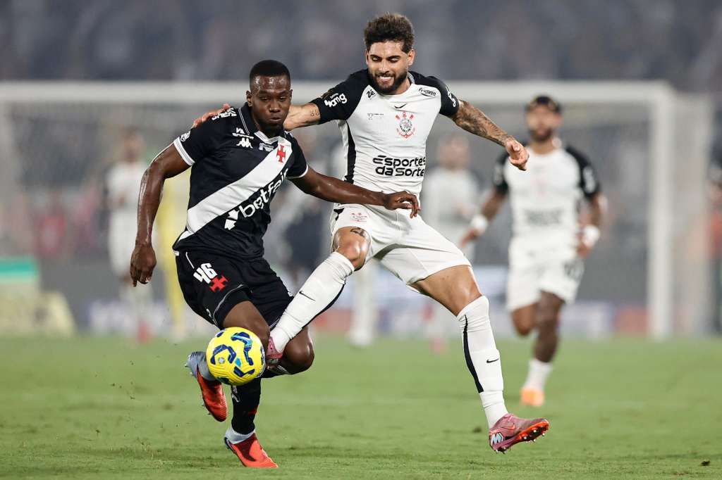 AMDEP189. RÍO DE JANEIRO (BRASIL), 21/12/2025.- Carlos Cuesta (i) de Vasco disputa un balón con Yuri Alberto de Corinthians este domingo, en el partido de vuelta de la final de la Copa de Brasil entre Vasco Da Gama y Corinthians en el Estadio Maracana, en Rio de Janeiro (Brasil). EFE/ Andre Coelho