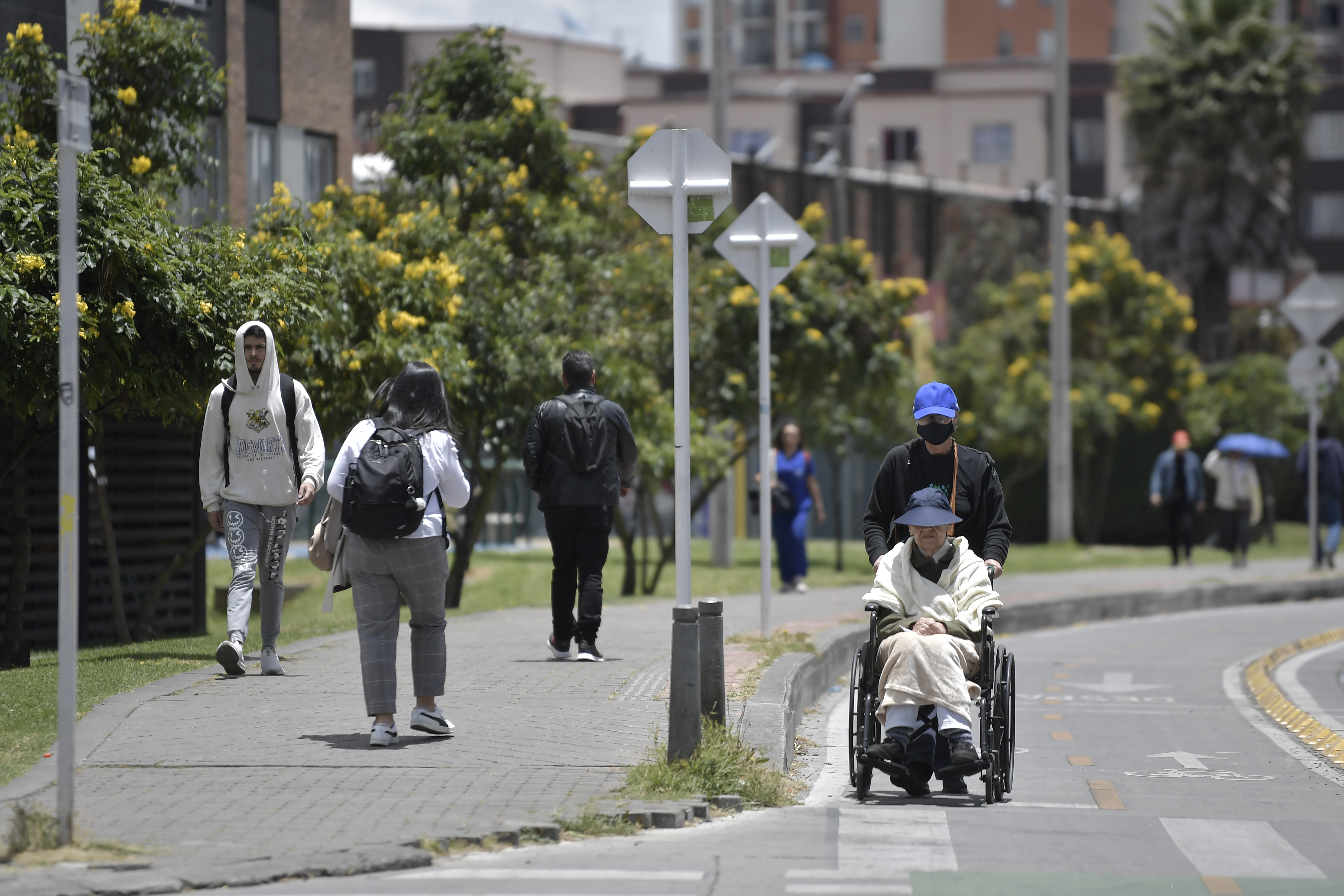 Personas de la tercera edad también conocidos como adultos mayores en las calles de Bogotá