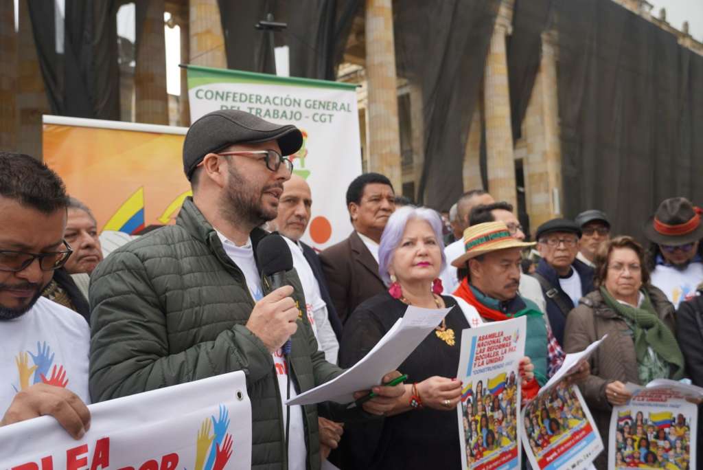 Lectura de la convocatoria desde la Plaza de Bolívar, en Bogotá.
