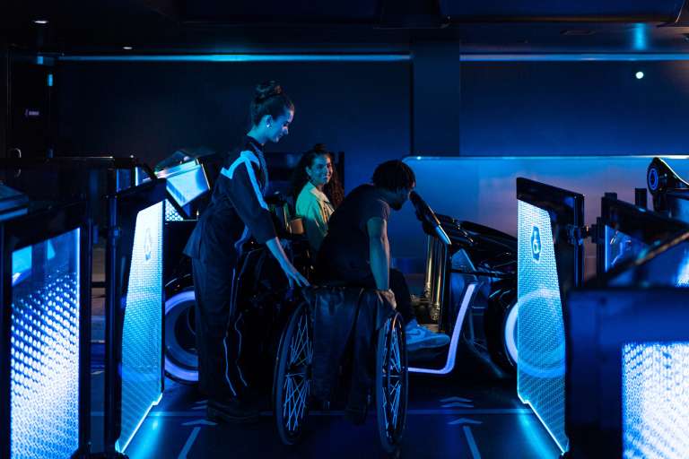 Las personas que tengan alguna limitación o prefieran vivir la experiencia sentados como tradicionalmente se está en las montañas rusas, también pueden disfrutar de Tron Lightcycle/Run, ya que la atracción cuenta con asiento especial ubicado en la parte posterior.