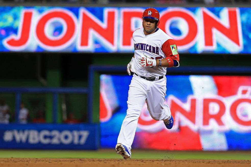 Wellington Castillo, con un cuadrangular, impulsó las primeras tres carreras del partido para República Dominicana. / Afp