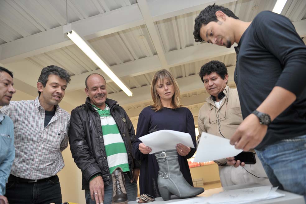La diseñadora Milena Buttarello, con grupo de Zapateros. / Luis Ánge