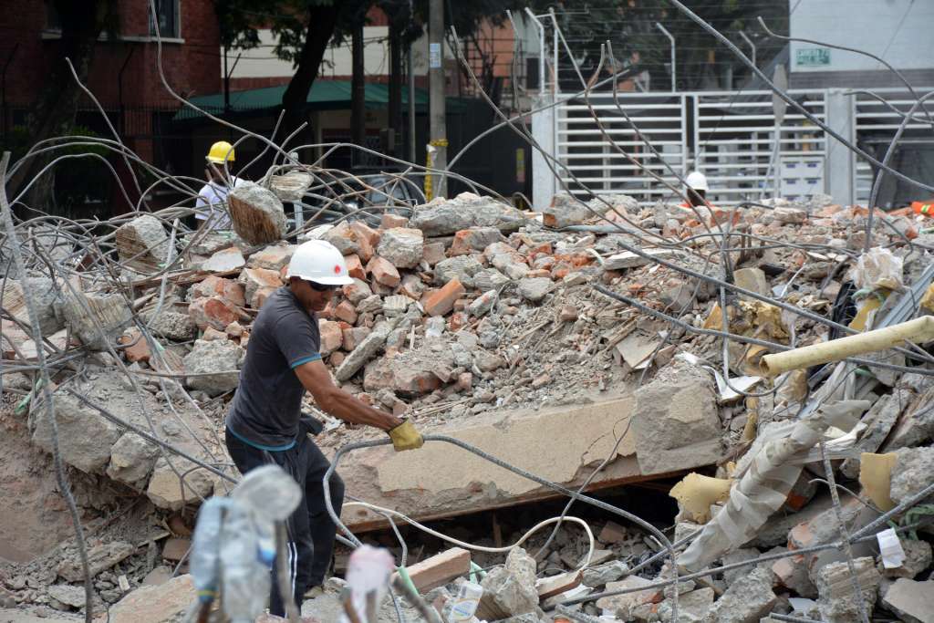 AME1247. CALI (COLOMBIA), 22/08/2026.- Una persona remueve escombros del edificio Torres del Limonar este sábado, afectado por el terremoto del 10 de agosto, en Cali (Colombia). En los 46 puntos donde edificaciones colapsaron tras el terremoto de magnitud 7,4 que sacudió a Cali, ya no se buscan sobrevivientes, ahora la maquinaria que durante días removió toneladas de concreto y hierro trabaja en otra tarea: retirar los restos de una ciudad golpeada por la tragedia y abrir paso a la reconstrucción. EFE/ Mario Baos