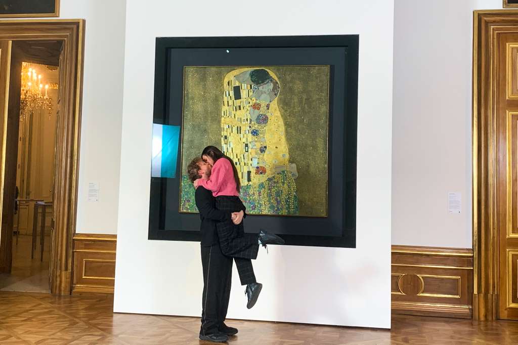 VIENA, 14/02/2025.- El Museo Belvedere de Viena celebró este viernes un San Valentín especial al permitir a parejas de enamorados fotografiarse frente a 'El Beso' de Gustav Klimt, uno de los cuadros más famosos del mundo. EFE / Olatz Castrillo.