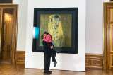 Besarse con arte ante “El Beso” de Klimt, una propuesta distinta para San Valentín