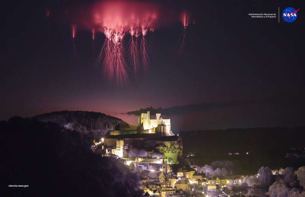 En la imagen se ve el sprite, o espectros, capturado por Nicolas Escurat, participante del proyecto Spritacular de la NASA.