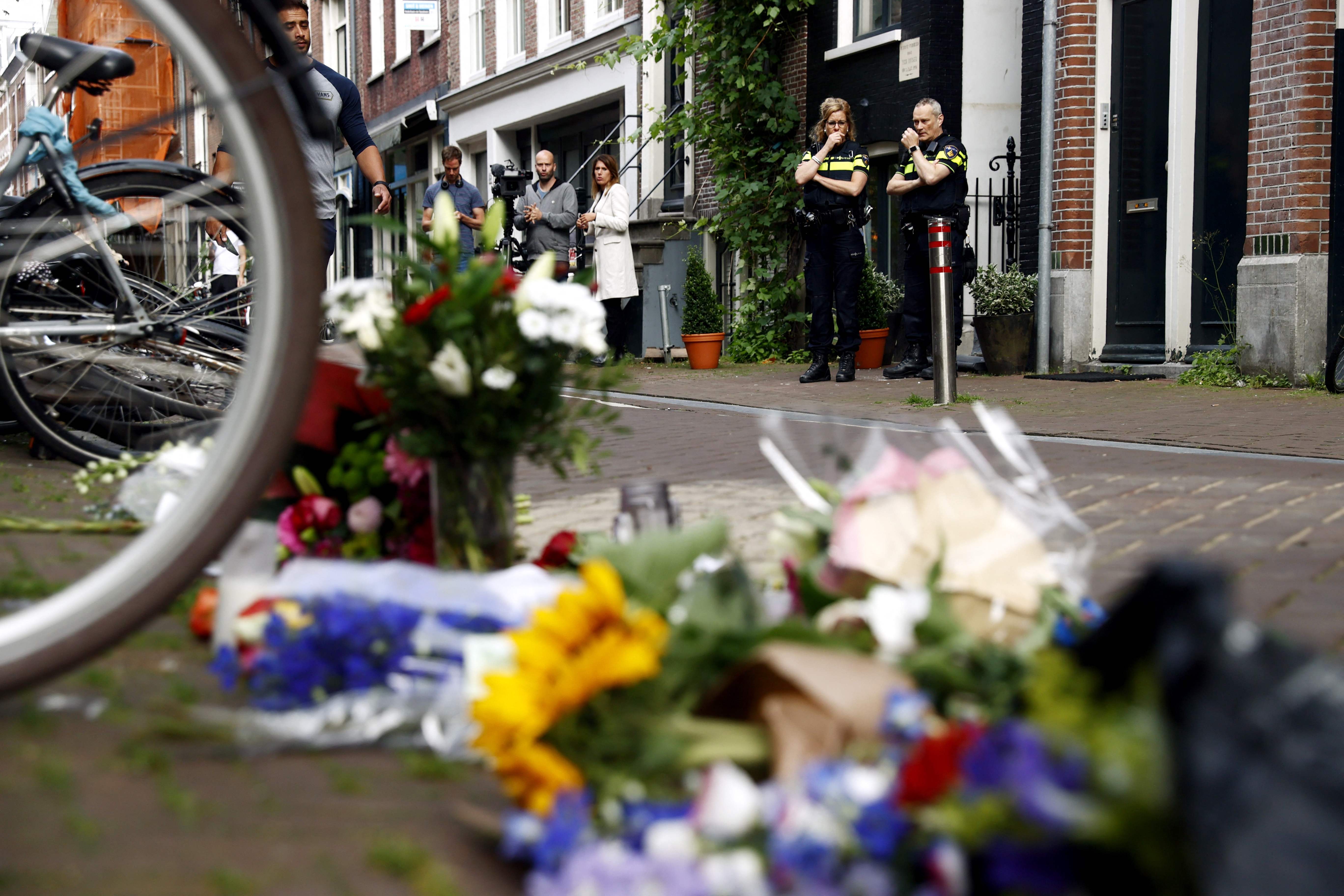 Ciudadanos de Ámsterdam pusieron flores en honor al periodista Peter R. de Vries, quien sigue hospitalizado.