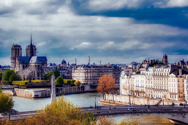 Mujer dio a luz en pleno centro de París
