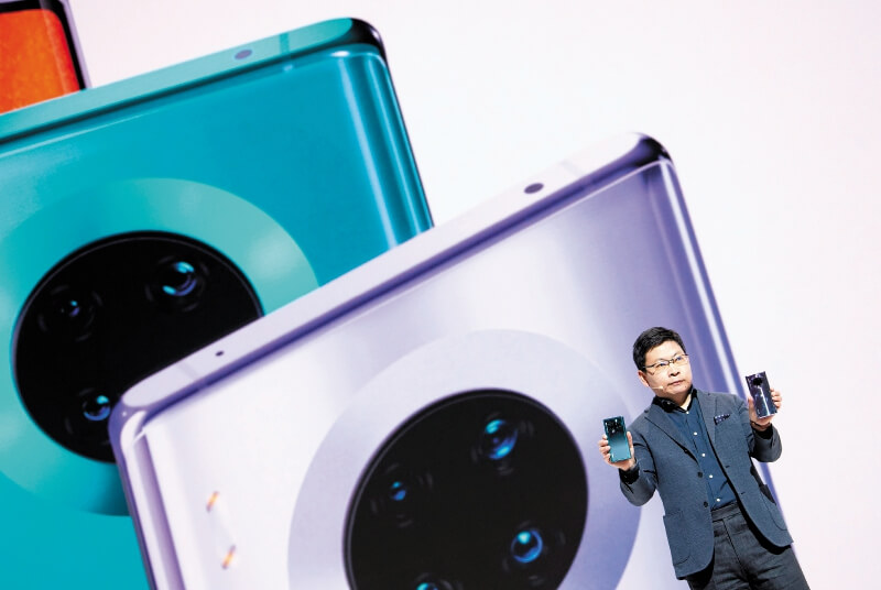 Richard Yu, responsable de servicios al consumidor de Huawei, durante la presentación. / EFE