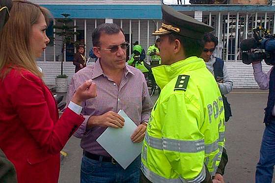 El senador Barreras junto al general Ricaurte en visita a las cárceles de Bogotá.