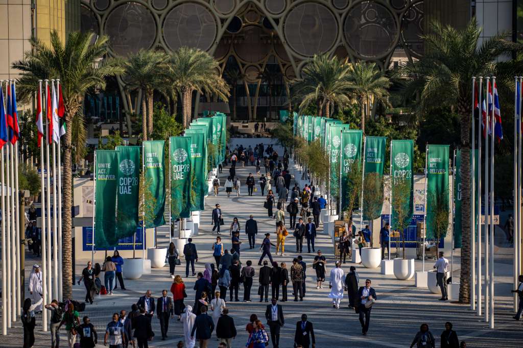 Dubai (United Arab Emirates), 06/12/2023.- Participants walk at Expo City Dubai, the venue of the 2023 United Nations Climate Change Conference (COP28), in Dubai, United Arab Emirates, 06 December 2023. The 2023 United Nations Climate Change Conference (COP28), runs from 30 November to 12 December, and is expected to host one of the largest number of participants in the annual global climate conference as over 70,000 estimated attendees, including the member states of the UN Framework Convention on Climate Change (UNFCCC), business leaders, young people, climate scientists, Indigenous Peoples and other relevant stakeholders will attend. (Emiratos Árabes Unidos) EFE/EPA/MARTIN DIVISEK