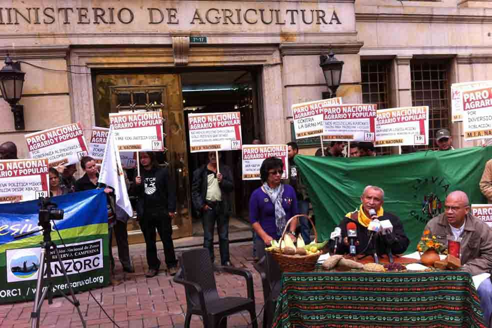 Así fue la protesta ayer de los convocantes al paro nacional agrario del próximo 19 de agosto,  ante el Ministerio de Agricultura.  / Alfredo Molano