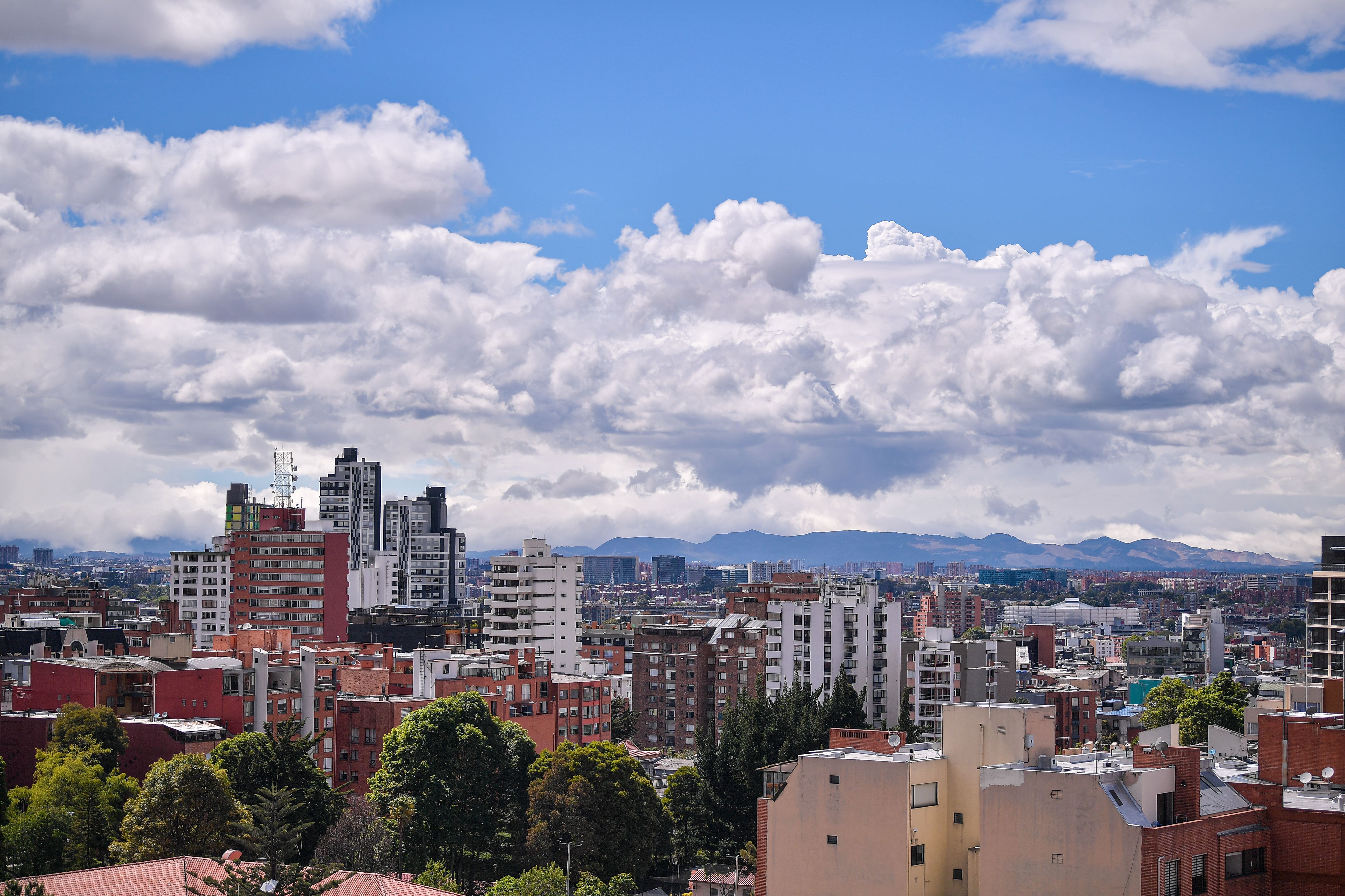 Recorrido por algunas zonas de cuarentena obligatoria en Bogotá a causa de la pandemia por Covid-19; Comparación de estos sitios entre Día y Noche.