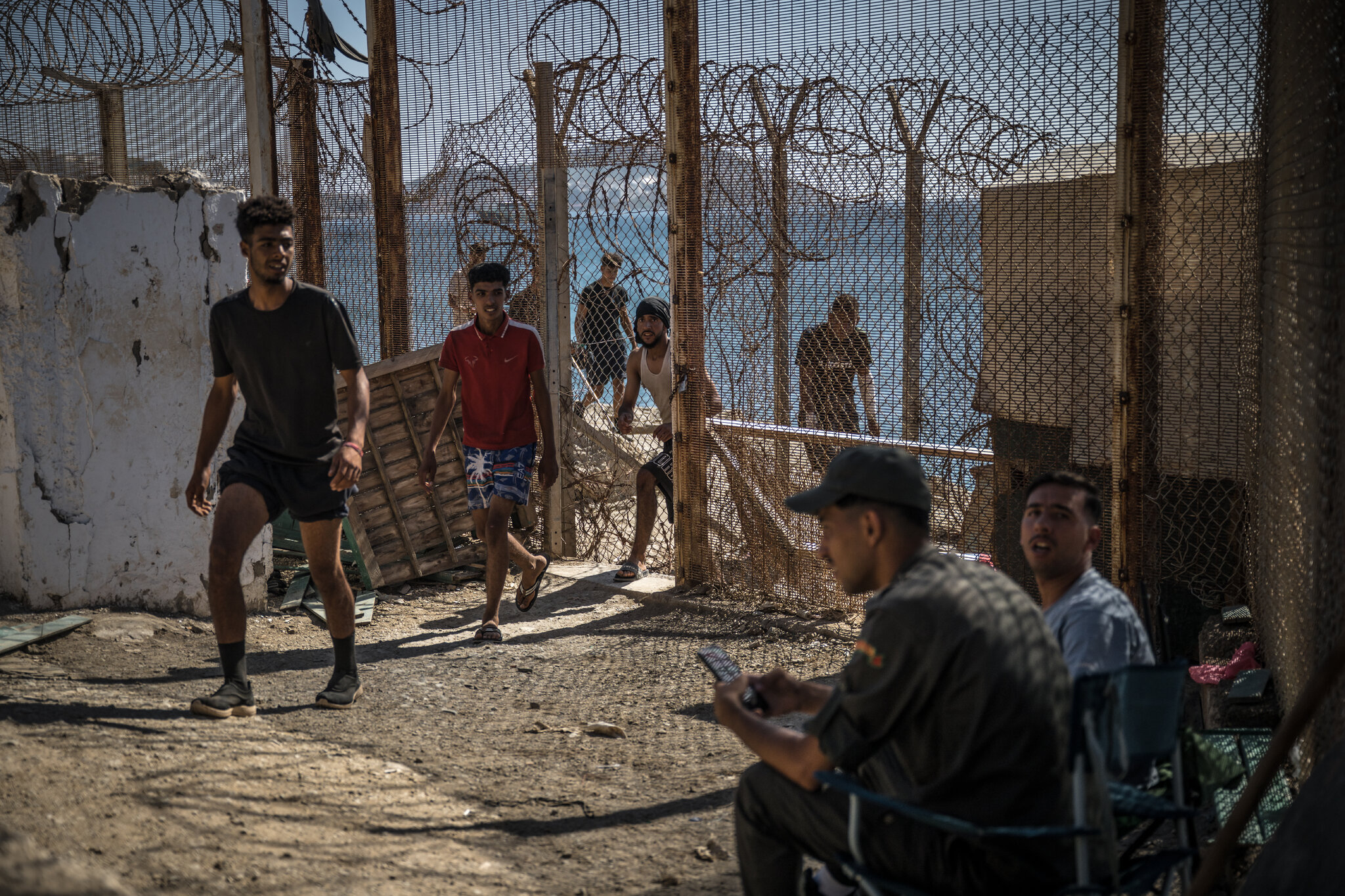 Migrantes que regresaron a Marruecos. La semana pasada, entre 50.000 y 60.000 personas entraron a Ceuta, un pequeño territorio español en el norte de África que comparte frontera con Marruecos.