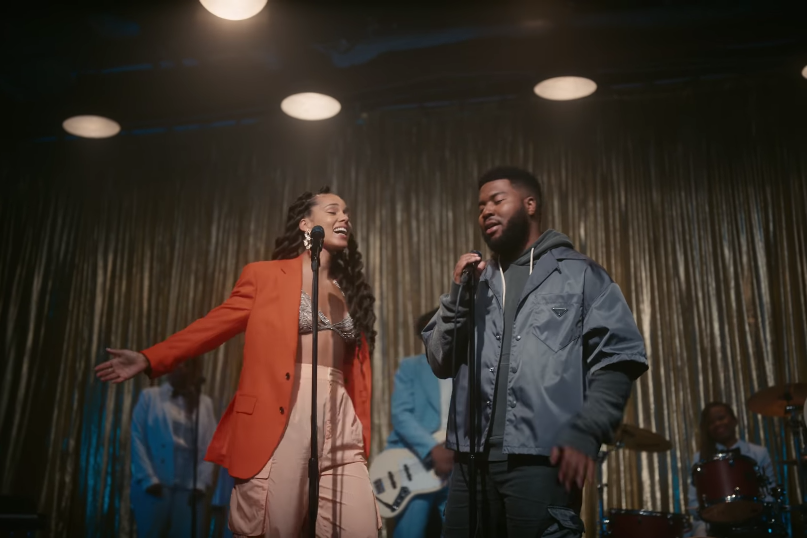 Imagen de los cantantes Alicia Keys y Khalid en el video de "So Done".