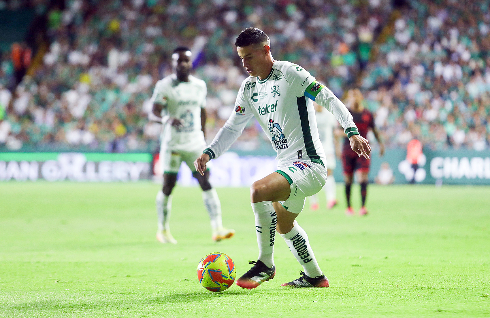 MEX5126. LEÓN (MÉXICO), 01/03/2025.- James Rodríguez de León controla un balón este sábado, durante un partido por la jornada 10 del torneo Clausura 2025 de la Liga MX entre León y Tijuana, en el estadio León en Guanajuato (México). EFE/ Luis Ramírez