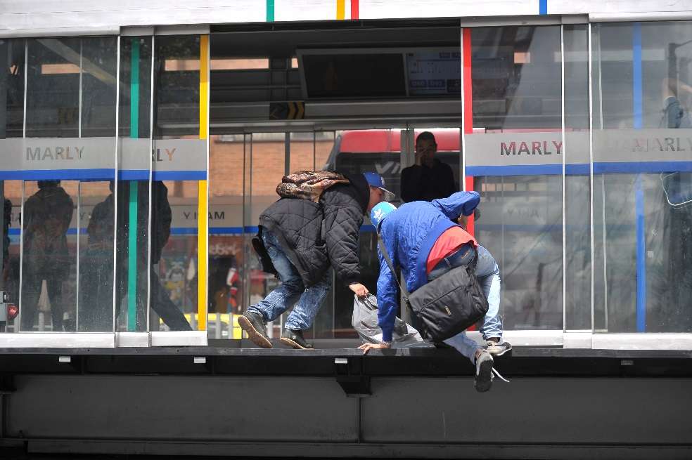 Cerca de 60 mil personas se cuelan a diario en las estaciones de Transmilenio. /Gustavo Torrijos