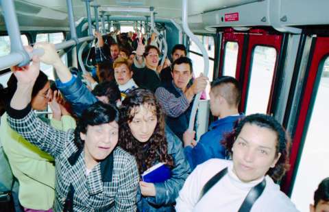 TransMilenio como escenario del “absurdo” bogotano: historias de la gente en los buses rojos