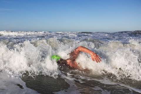 Nadador francés nadó un kilómetro en aguas heladas antárticas sin traje especial