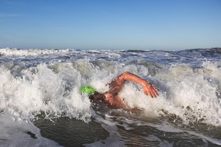 Nadador francés nadó un kilómetro en aguas heladas antárticas sin traje especial