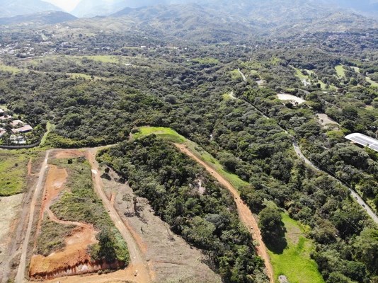 La vía que tiene en riesgo un humedal en el sur de Cali