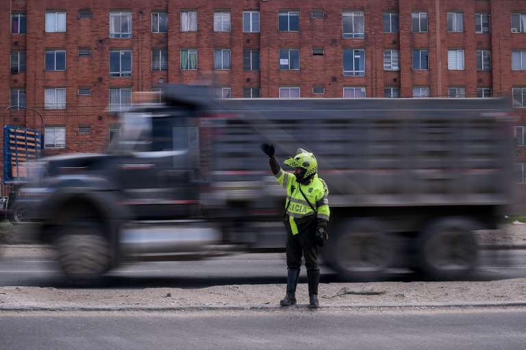 Con bloqueos intermitentes y de manera pacífica, avanzó la manifestación de transportadores por el incremento en el precio de los combustibles.