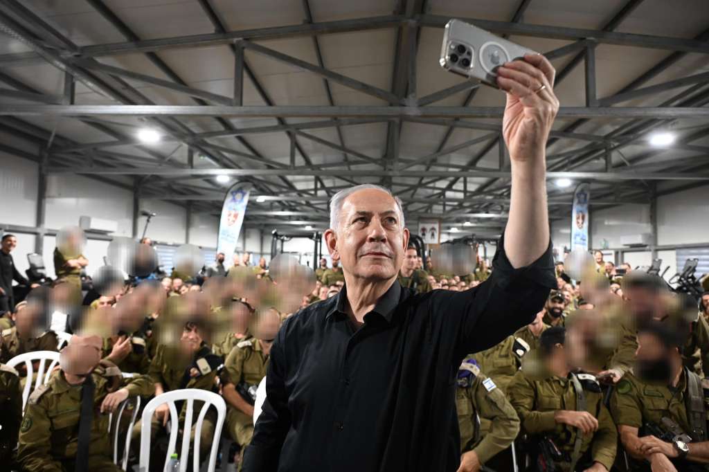 JERUSALÉN (ISRAEL), 15/07/2025.- El primer ministro israelí, Benjamín Netanyahu, visita un centro de entrenamiento militar en el Valle del Jordán, donde este martes advirtió de que Israel no permitirá que se establezca "un segundo Líbano" en Siria, tras ordenar al Ejército lanzar ataques contra el sur del país que se han registrado a lo largo del día, según medios árabes. EFE/ GPO SÓLO USO EDITORIAL / SÓLO DISPONIBLE PARA ILUSTRAR LA NOTICIA QUE ACOMPAÑA (CRÉDITO OBLIGATORIO)