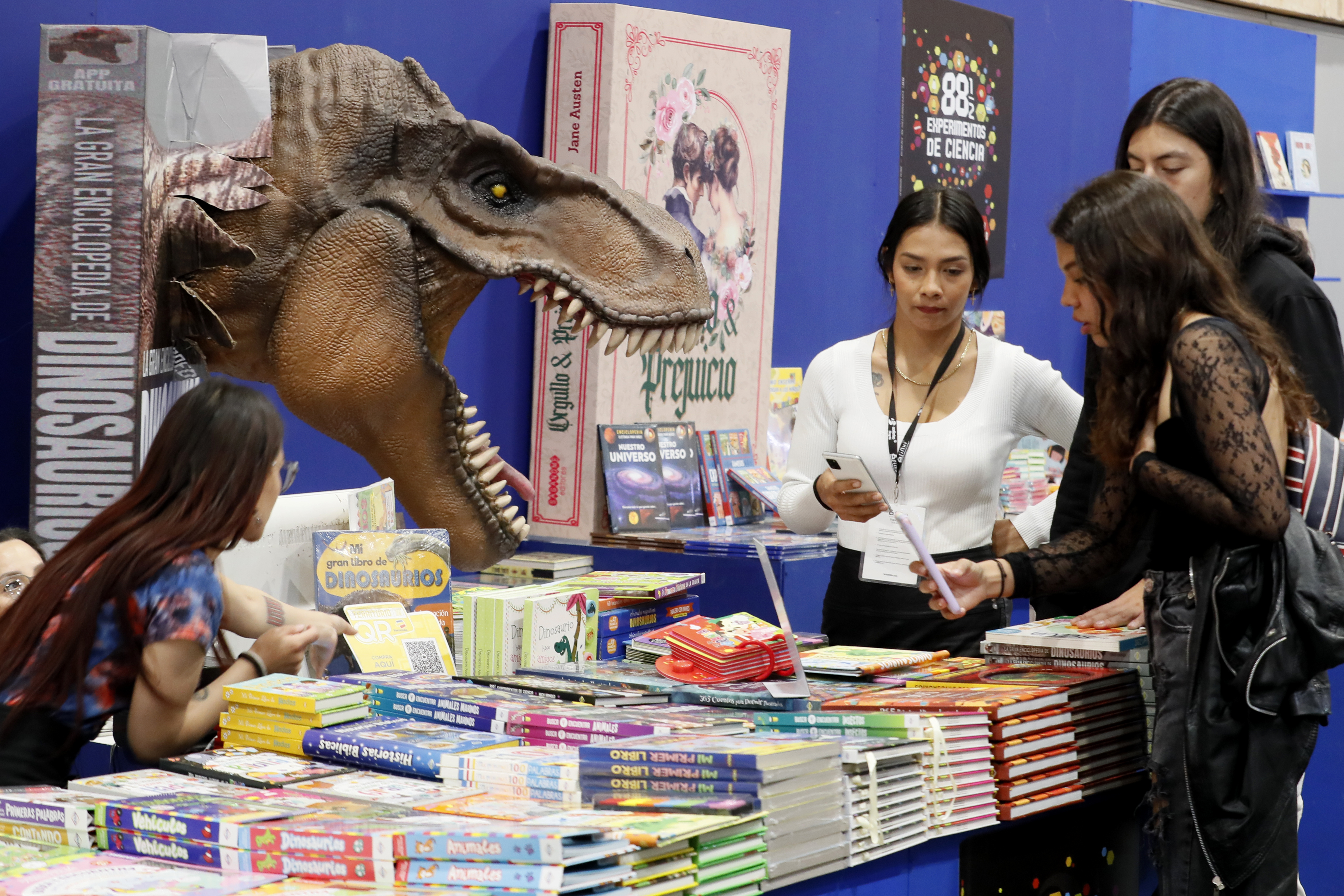 BOG400. BOGOTÁ (COLOMBIA), 19/04/2024.- Visitantes recorren este viernes los pabellones del recinto ferial Corferias, durante la XXXVI Feria Internacional del Libro de Bogotá (FilBo) en Bogotá (Colombia). EFE/Carlos Ortega