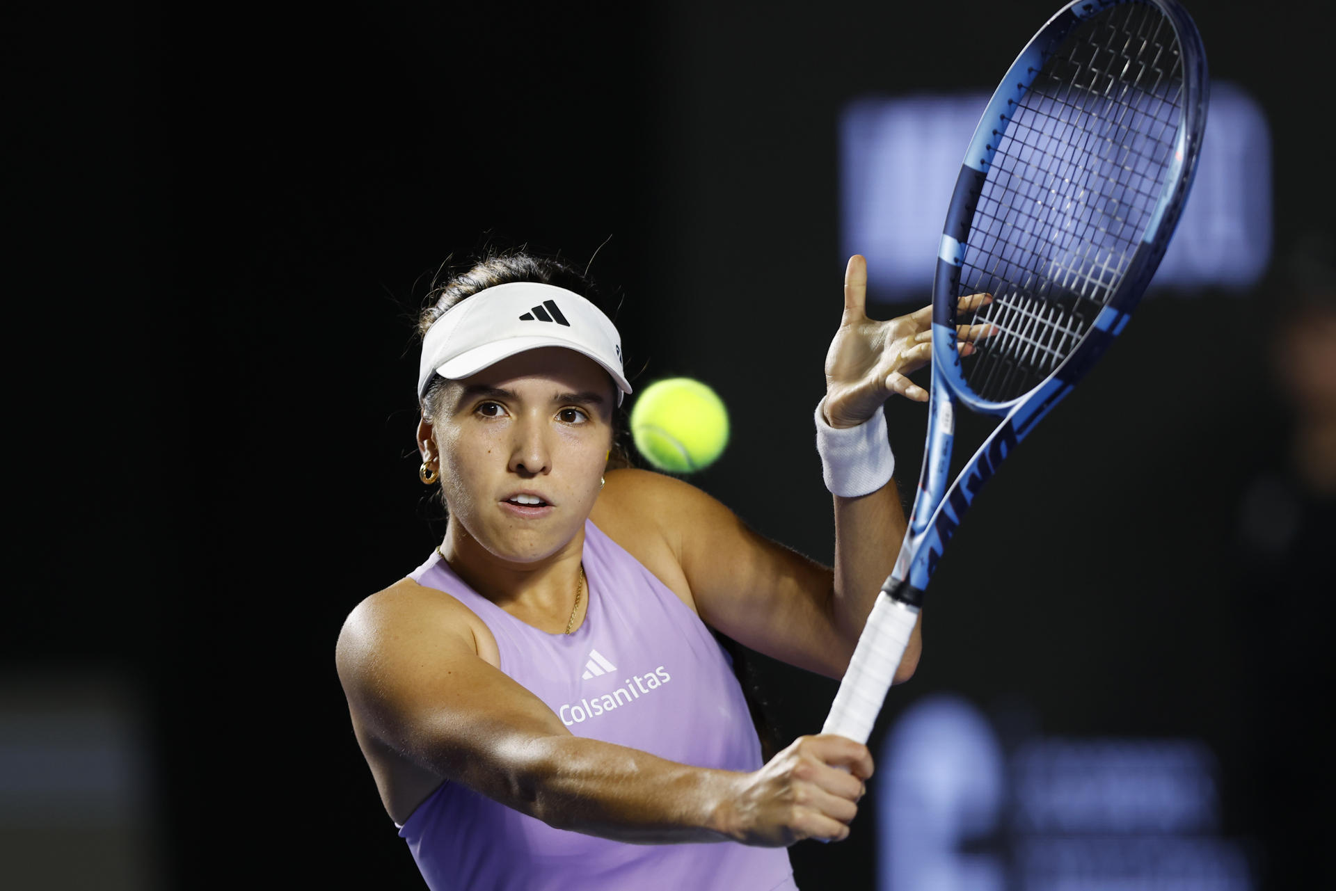 AME8175. GUADALAJARA (MÉXICO), 09/09/2025.- La colombiana Camila Osorio devuelve una bola ante la rusa Kamilla Rakhimova este martes, durante un partido del Guadalajara Open WTA 500, en el Centro Panamericano de Tenis, en Guadalajara (México). EFE/ Francisco Guasco