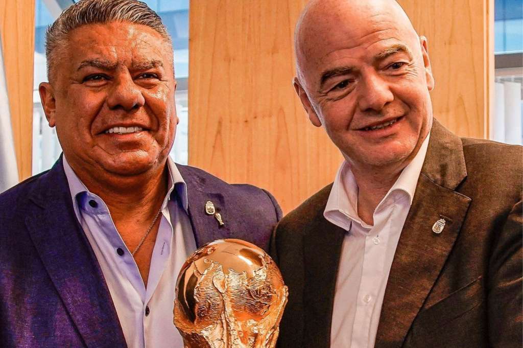 Claudio Tapia, presidente de la Asociación del Fútbol Argentino, y Gianni Infantino, presidente de la FIFA.