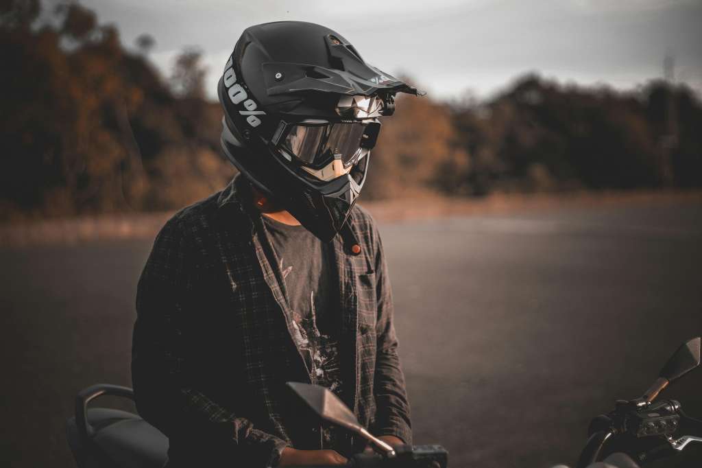 Estos son los componentes de un casco de moto y la función de cada uno