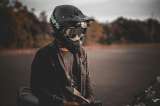 La forma correcta de ajustar el casco de su moto y evitar lesiones en cinco pasos