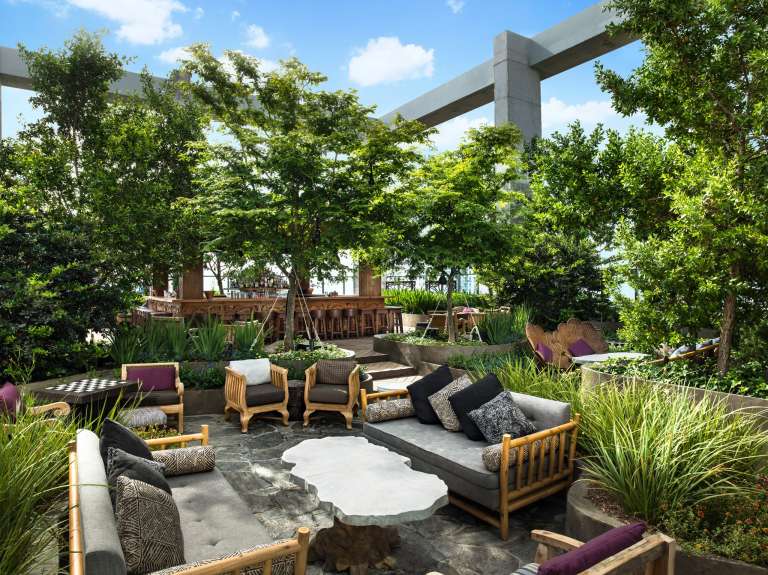 Miami vive un boom pospandemia. Con una afluencia de nuevos residentes de todo Estados Unidos y las constantes inversiones que la ciudad ha realizado en cultura, arte y gastronomía, Miami es uno de los destinos más vibrantes de Estados Unidos.