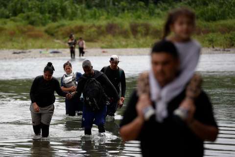 Según Panamá. el flujo de migrantes por el Darién bajó más del 40 % en 2024