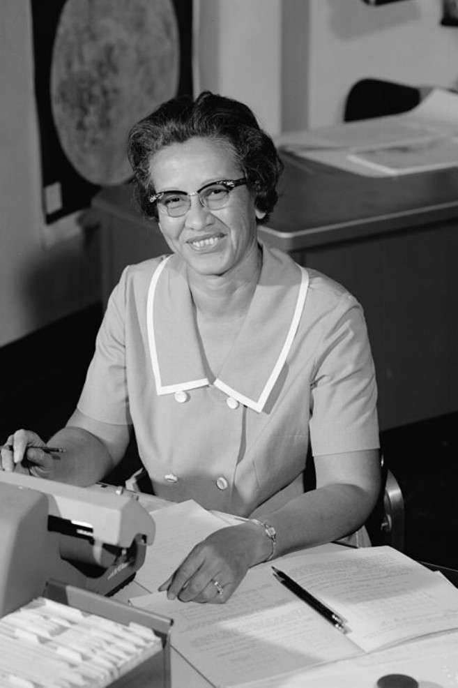 Katherine Johnson cuando era empleada de la NASA en 1966.NASASu primer triunfo reconocido fue calcular exitosamente la trayectoria de vuelo de la nave espacial Freedom 7 piloteada por Alan Shepard. El 19 de enero de 1961, el astronauta completó un vuelo suborbital de 15 minutos, convirtiéndose así en el primer estadounidense en ir al espacio (el segundo hombre después de Yuri Gagarin). La tarea no era fácil, porque para que Shepard aterrizara en el lugar deseado a salvo, la trayectoria del cohete debía tener en cuenta numerosas variables como la rotación de la Tierra y la variación de la fuerza de gravedad. El ingenio de Johnson constituyó un primer logro para los estadounidenses.
