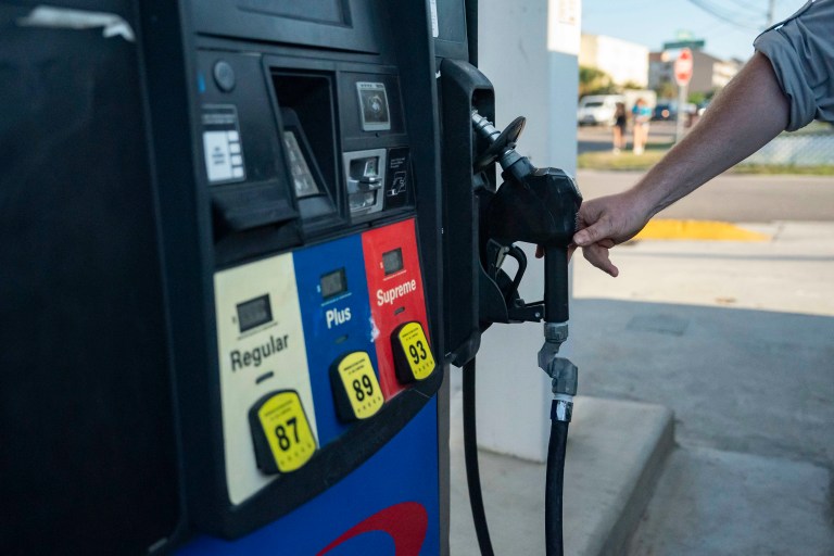 Gasolina y gasóleo repuntan pese a caída del crudo