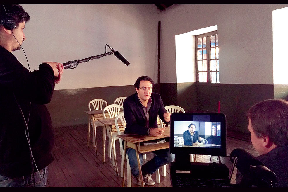 Juan Gabriel Vásquez durante la grabación del documental. Aquí en el que fuera el salón de clases de Gabo en Zipaquirá. Foto cortesía JW Productions