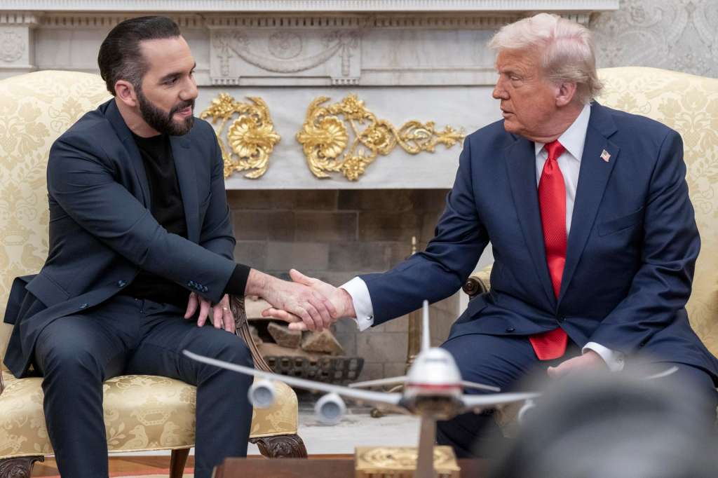 WASHINGTON (United States), 14/04/2025.- US President Donald Trump (R) meets with El Salvador President Nayib Bukele (L) in the Oval Office at the White House in Washington, DC, USA, 14 April 2025. President Bukele meets with President Trump as controversy continues over the Trump administration's transfer of more than 200 Venezuelan immigrants accused of gang activity and violent crimes to a prison in El Salvador. EFE/EPA/KEN CEDENO / POOL
