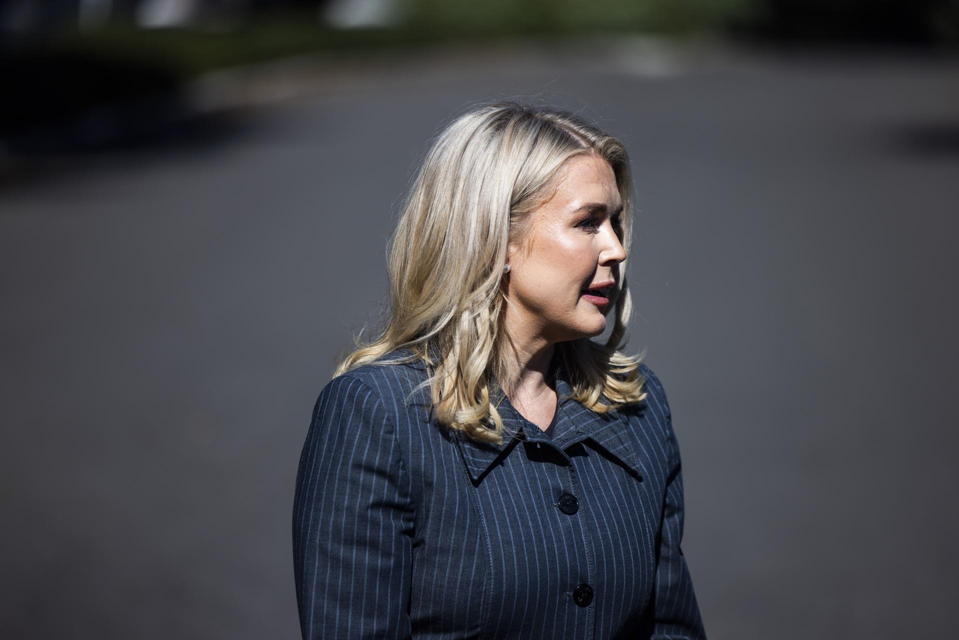 WASHINGTON (United States), 16/10/2025.- White House Press Secretary Karoline Leavitt speaks to reporters outside the West Wing of the White House in Washington, DC, USA, 16 October 2025. Leavitt confirmed that President Donald Trump and Russian President Vladimir Putin will meet soon in Hungary. (Hungría) EFE/EPA/JIM LO SCALZO