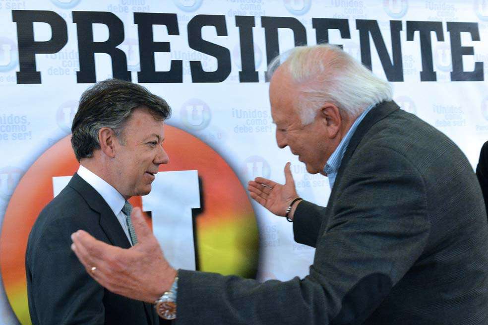 Santos es saludado en Paipa por el presidente de la U, Aurelio Iragorri. / SNP