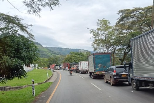 Coviandina informó que, la mañana de este miércoles, aún persiste el trancón en el sector Buenavista