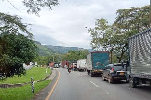 Coviandina informó que, la mañana de este miércoles, aún persiste el trancón en el sector Buenavista