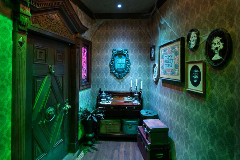 A bordo del Tesoro de Disney, Haunted Mansion Parlor rinde homenaje a más de cinco décadas de fandom y presenta al mundo el próximo capítulo de la saga Haunted Mansion.