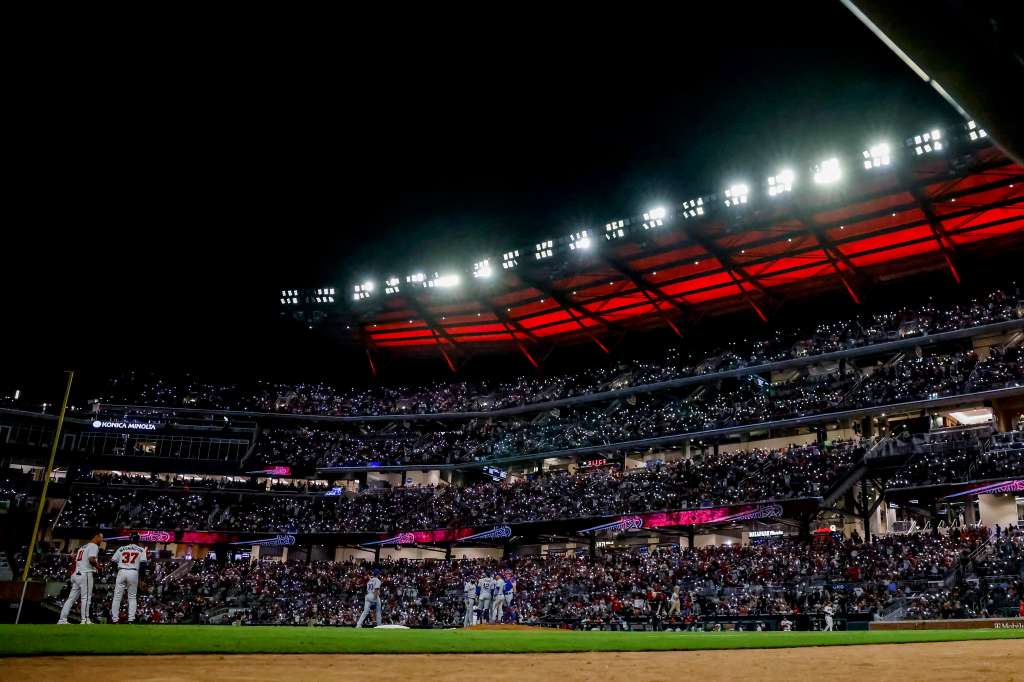 Atlanta (United States), 03/10/2022.- Atlanta Braves fans light up the stands with their cell phone lights during a pitching change in the seventh inning of an MLB baseball game between the New York Mets and the Atlanta Braves at Truist Park in Atlanta, Georgia, USA, 02 October 2022. (Estados Unidos, Nueva York) EFE/EPA/ERIK S. LESSER