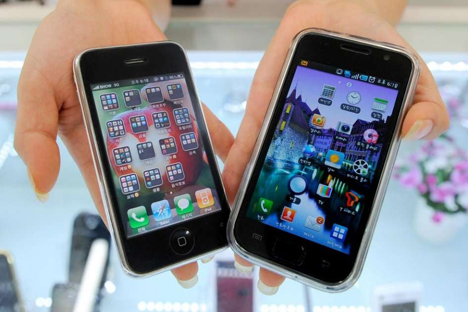 Un iPhone 3G junto con el Samsung Galaxy S. AFP