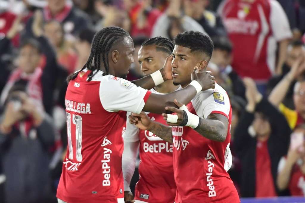 Harold Santiago Mosquera (der.) ha sido la figura de Santa Fe en las últimas fechas.