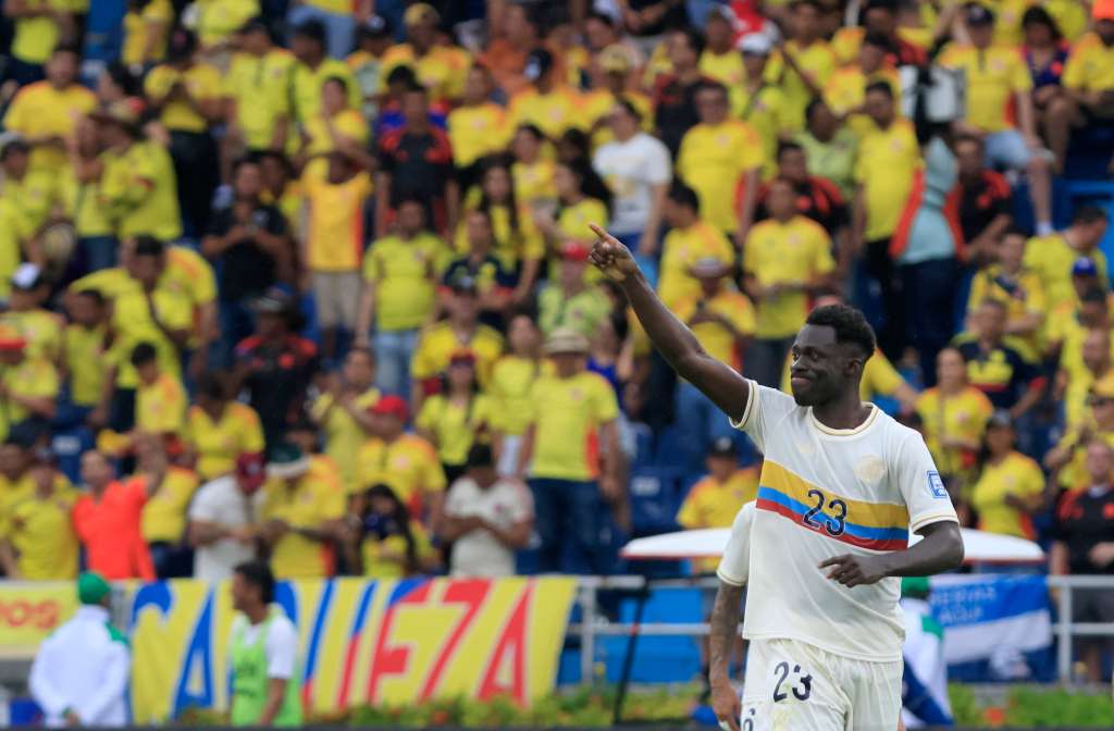 AMDEP8741. BARRANQUILLA (COLOMBIA), 15/10/2024.- Davinson Sánchez de Colombia celebra un gol ante Chile este martes, en un partido de las eliminatorias sudamericanas para el Mundial 2026, en el estadio Metropolitano en Barranquilla (Colombia). EFE/ Ricardo Maldonado Rozo