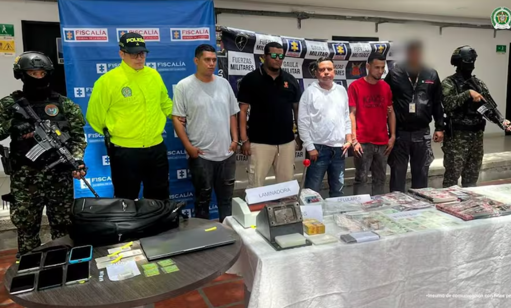 La red criminal fabricaba cédulas de ciudadanía, placas y tarjetas de propiedad falsas, con un encargo de hasta 500 documentos destinados a las Autodefensas Conquistadoras de la Sierra